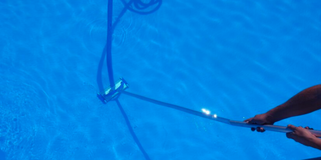 aspirado y cepillado de la piscina