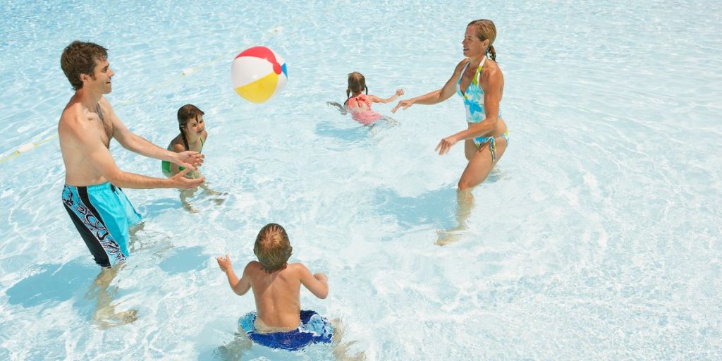 Fun pool activities for kids and adults jugar en la piscina en familia - pools cleanliness solution (1)