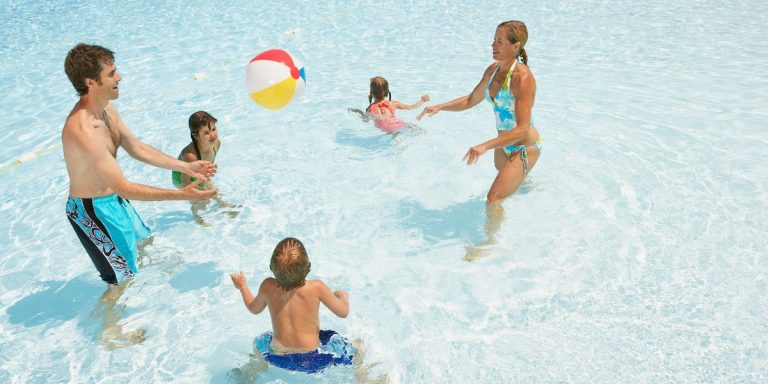 Fun pool activities for kids and adults jugar en la piscina en familia - pools cleanliness solution (1)